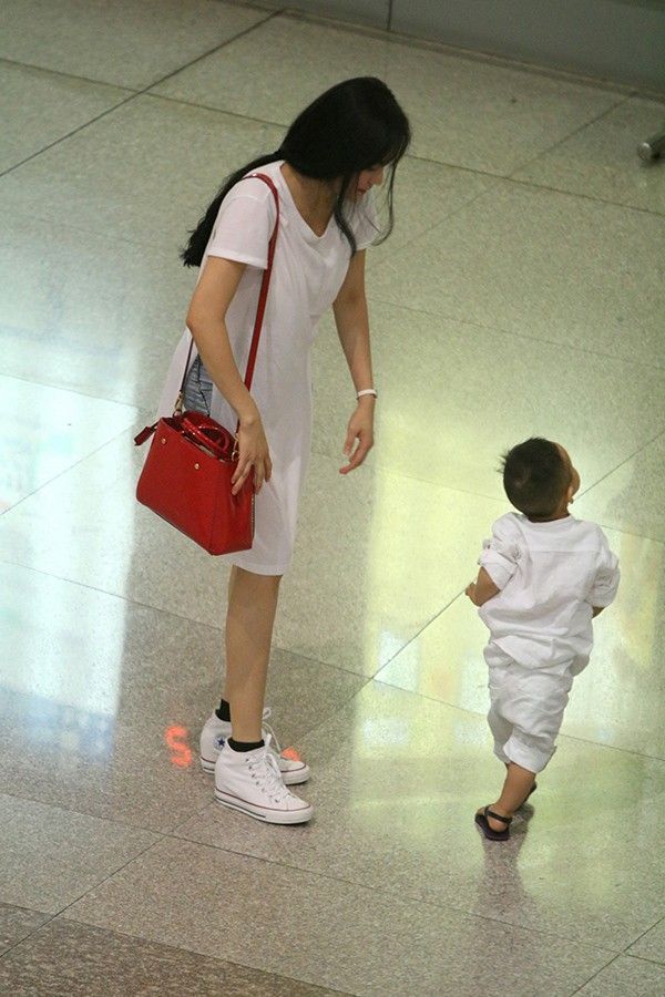 Mặc dù khá mệt sau chuyến bay dài nhưng bé Voi (tên thân mật con trai Vy Oanh) vẫn hiếu động, chạy sắp sân bay, khiến cô phải luôn để ý trông chừng.