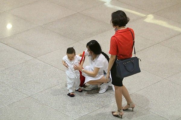 Nữ ca sĩ luôn phải để ý trông chừng con trai.