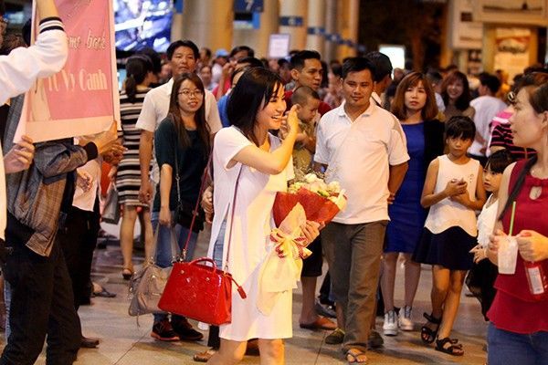 Vy Oanh xúc động.