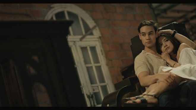 Những khung hình đẹp như mơ trong MV Em đã biết Acoustic Ver.