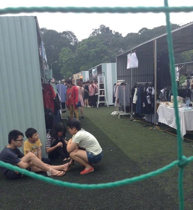 Khách chỉ có thể chụp ảnh qua hàng rào chứ không được vào bên trong. 