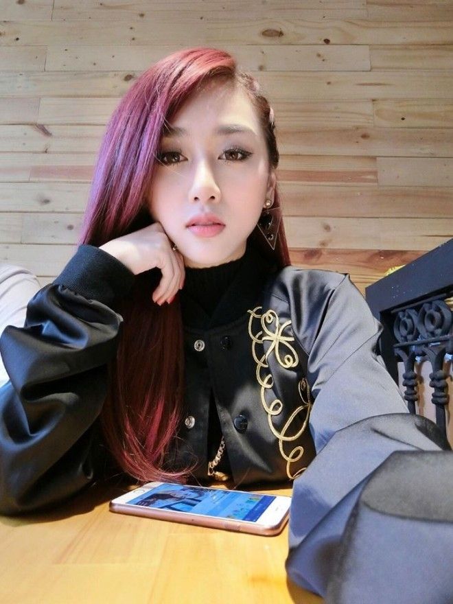 Dần dần cô nàng đã giảm bớt độ đậm của tông tóc đen nguyên thủy đi.