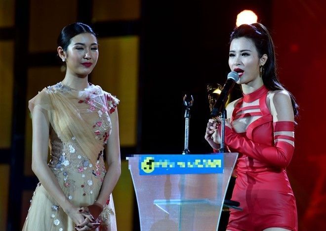 Đông Nhi hạnh phúc nhận giải thưởng Nữ ca sĩ được yêu thích nhất.