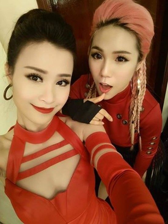 Ca sĩ Đông Nhi và Rapper Mei nhí nhảnh selfie trong hậu trường lễ trao giải.