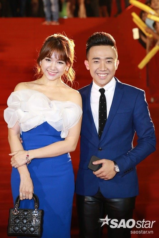 Tối 23/4, lễ trao giải HTV Awards 2016 đã diễn ra hoành tráng tại Nhà hát Hòa Bình, TP HCM. Vì đây là một trong những giải thưởng uy tín nên thu hút đông đảo sự quan tâm của công chúng, truyền thông lẫn các văn nghệ sĩ. Ở sự kiện này, Trấn Thành - Hari Won tiếp tục đồng hành cùng nhau. Cả hai diện trang phục tone sur tone, đồng thời trở thành tâm điểm chú ý khi xuất hiện trên thảm đỏ. Thời gian qua, cặp đôi luôn “sốt-xình-xịch” khắp mọi mặt báo vì yêu đối phương và một số câu chuyện bên lề.