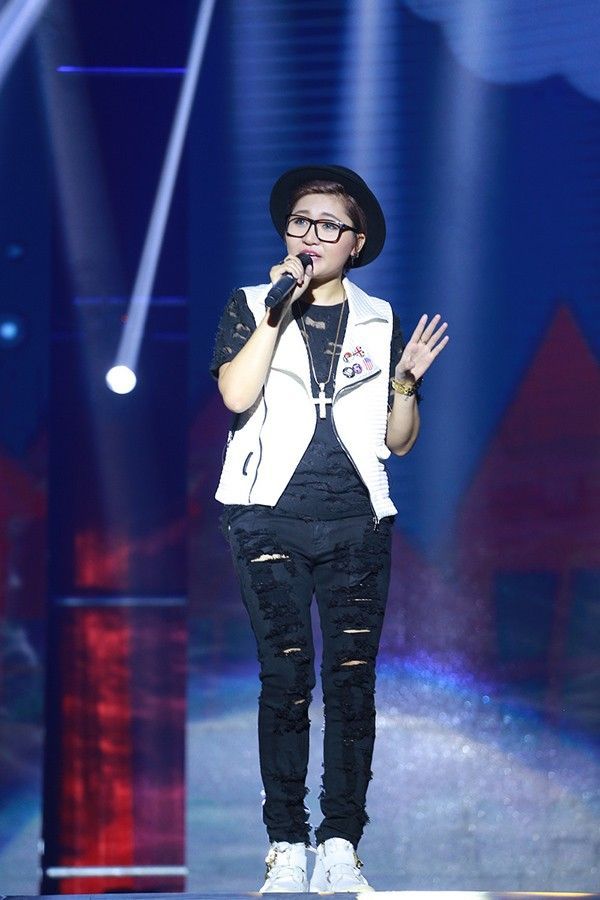 Vicky Nhung vẫn quen thuộc với phong cách cá tính.