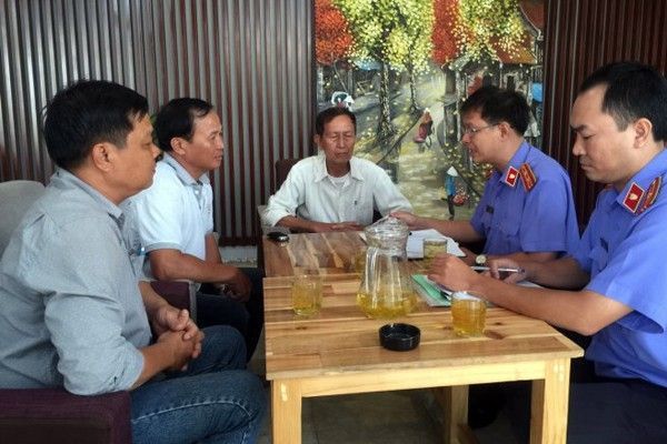 Đại diện VKSND huyện Bình Chánh đang chuẩn bị thủ tục trao quyết định đình chỉ vụ án, đình chỉ bị can với ông Tấn tại quán Xin Chào.