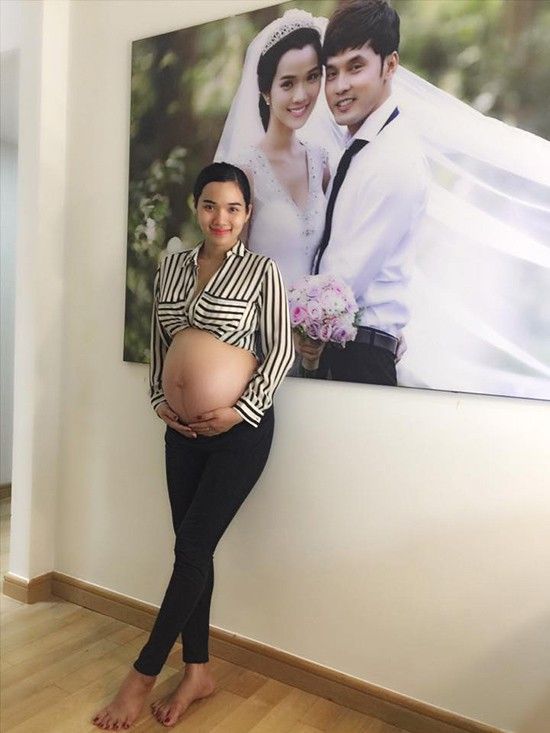 Cách đó không lâu, Kim Cương hạnh phúc "khoe" bụng bầu trên trang cá nhân.