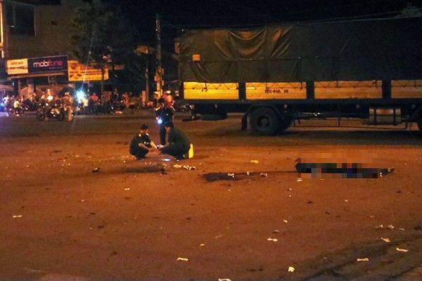 Lực lượng chức năng mang quả mìn chưa nổ rời hiện trường.