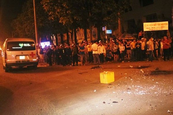 Nhiều người hiếu kỳ kéo đến theo dõi vụ việc. 