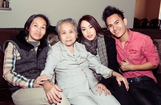 Ảnh chụp Thành Vinh cùng bà nội và các cô.