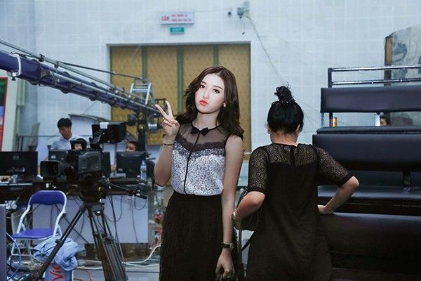 Á hậu Hoa hậu Việt Nam nhí nhảnh bên trong hậu trường.