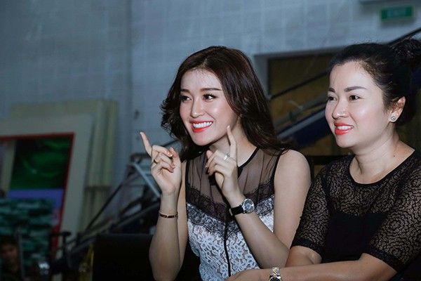 Hai mẹ con vui vẻ trò chuyện cùng mọi người.