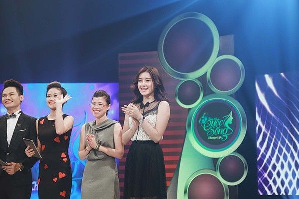 Ngồi trên hàng ghế khán giả để theo dõi chương trình, Á hậu Huyền My đã vô cùng xúc động trước hành trình thay đổi gương mặt của cô gái tham gia Change Life lần này. Huyền My cho biết cô vô cùng khâm phục nghị lực của cô gái đã phải chịu nhiều đau đớn về thể xác để có một ngoại hình ưa nhìn hơn, và từ đó có thể với tới nhiều cơ hội hơn trong cuộc sống cũng như tình yêu.