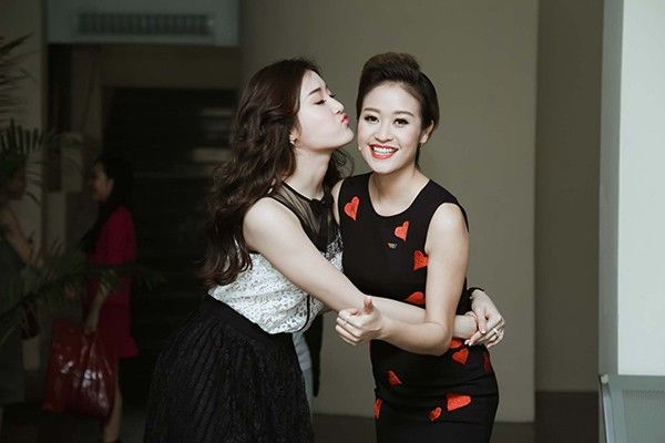 Huyền My và Thùy Linh cũng đã ‘đọ dáng trước ống kính’ và không ngần ngại thực hiện những hành động nhí nhảnh, đáng yêu.