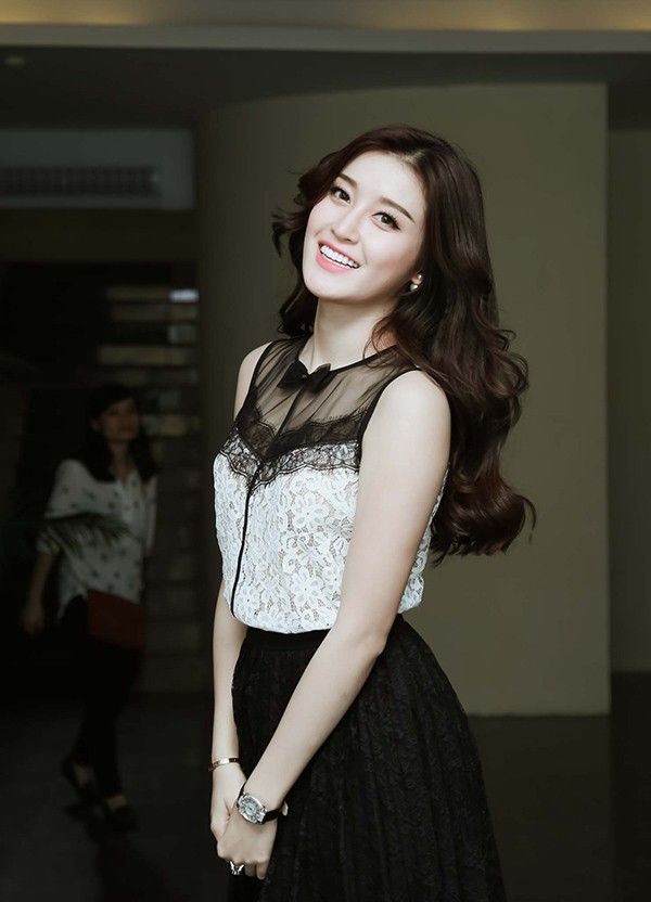 Huyền My cho biết hiện tại cô đang rất bận rộn để thu xếp các công việc vì chuyến du học ngắn hạn của cô tại Anh quốc sắp bắt đầu.