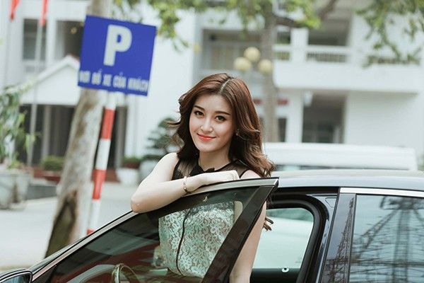 Á hậu Huyền My xuất hiện rang rỡ trở lại sau sự cố mặc váy nhái.