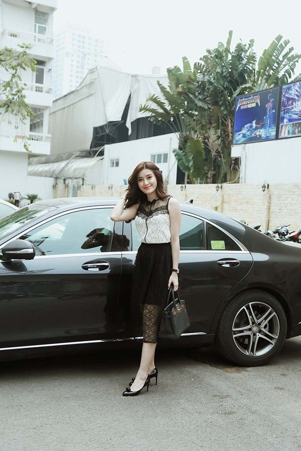 Có mặt tại trường quay VTV làm khách mời trong một chương trình truyền hình. Diện bộ cánh ren đen - trắng, Á hậu xách túi Hermes
