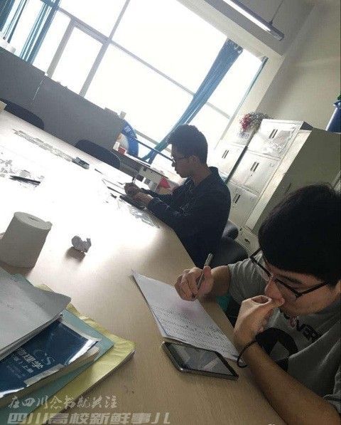 Các sinh viên cặm cui chịu hình phạt