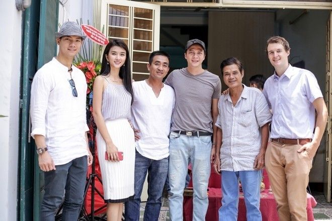 Kim Tuyến chụp hình cùng các diễn viên nam là Quốc Trường,Nhan Phúc Vinh và Dương Hoàng Anh,những đồng nghiệp này sẽ vào vai người tình của cô trong phim.