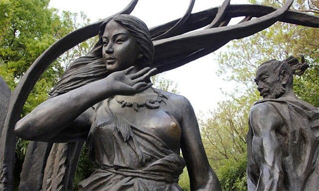 Ngực của vợ Hạ Vũ cũng bị đổi màu khác thường