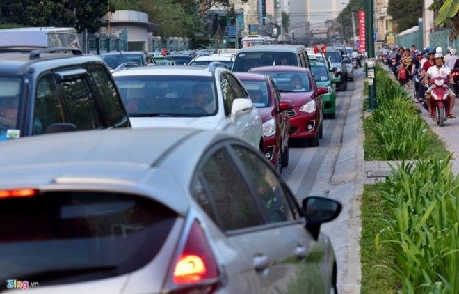 Ôtô chiếm hết phần đường, "chèn ép xe máy bật lên" vỉa hè.