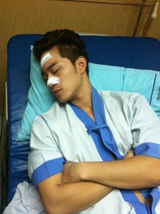 Nam diễn viên từng bị cướp tấn công đến gãy mũi.