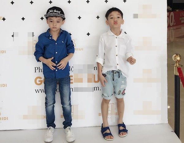 Hai bé liên tục tạo dáng sành điệu trước ống kính mẹ Quế Vân.