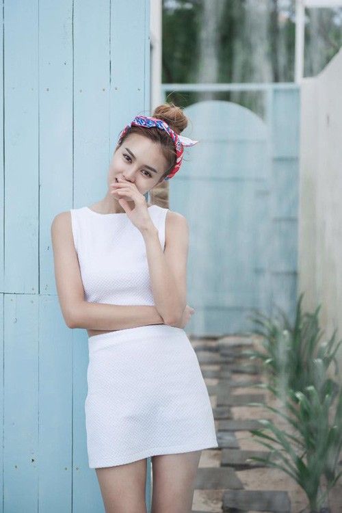 Có ý kiến cho rằng mái tóc chính là món trang sức đắt giá trên cơ thể, do đó, Lan Ngọc cũng chú ý tới cách làm điệu hơn với mái tóc. Từ kiểu tóc dài đơn điệu, thường buộc gọn để lộ phần trán và toàn bộ khuôn mặt, Lan Ngọc đã bắt đầu biến hóa và trở nên dịu dàng hơn với các kiểu tóc uốn cầu kỳ.