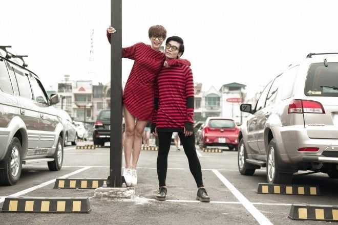 Còn nếu như đã diện áo đôi rồi thì nên chọn những kiểu áo thực chất như couple này.