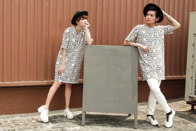 Áo T shirt dáng dài họa tiết chữ vẫn còn chưa lạc hậu đâu, nhất là đối với những người yêu nhau.