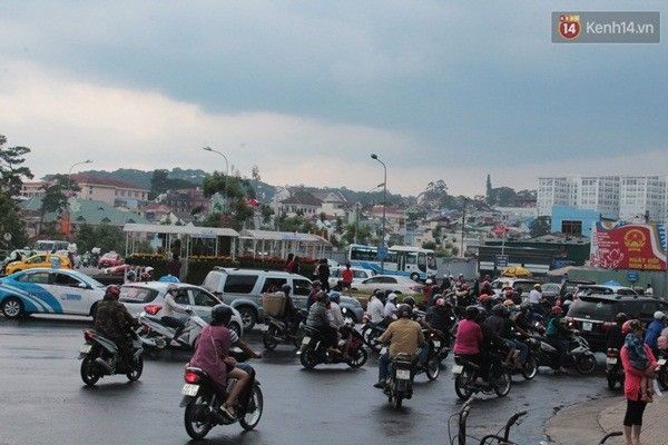 Lượng phương tiện lưu thông nội thành tăng đột biến.