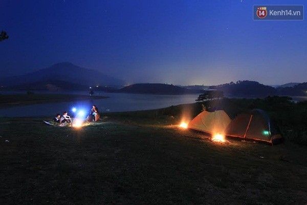 Giao lưu, vui chơi, đốt lửa trại trong đêm.
