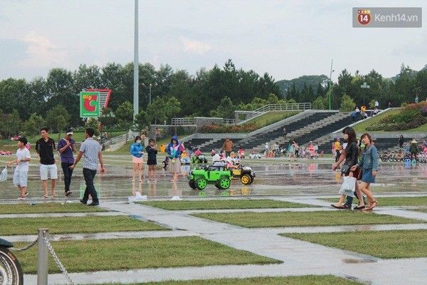 Sau cơn mưa chiều ngày 30/4, du khách kéo đến quảng trường Đà Lạt ngày càng đông.