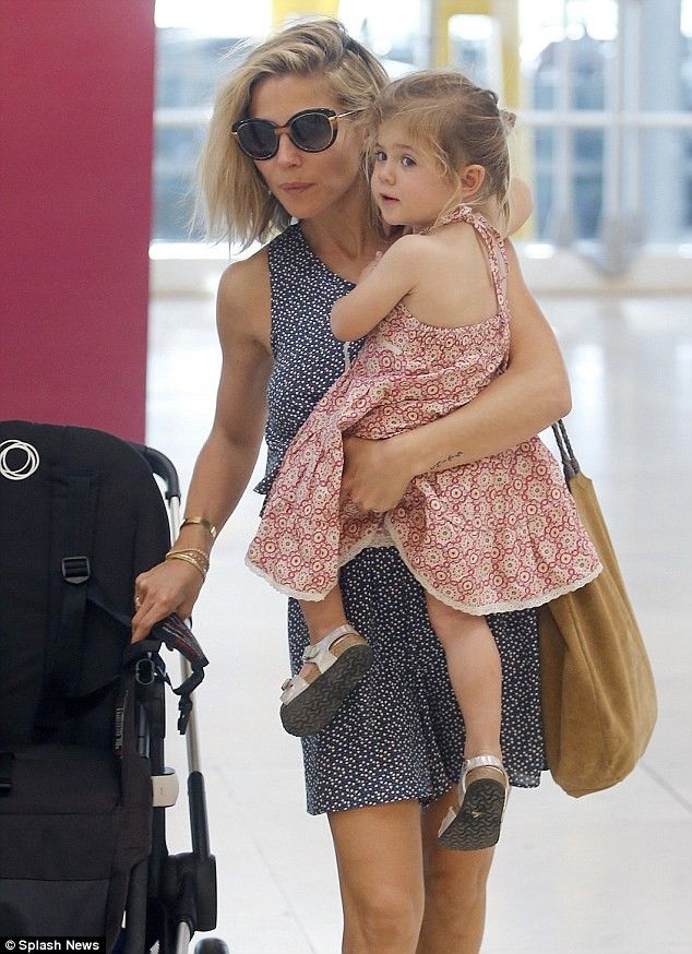 02052016starchrishemsworthairportelsa