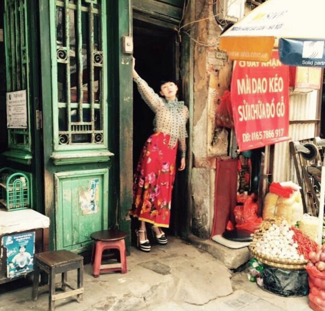 Tiểu S ngọt ngào trên đường phố Hà Nội.