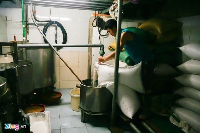 Một trong những gia đình làm nghề sản xuất bún đưa ra thị trường tại làng Phú Đô (Hà Nội). Anh Mến, chủ xưởng đổ gạo vào thùng vo. Đây là khâu đầu tiên của công đoạn làm bún. Anh cho biết, chọn gạo là bước đầu tiên và quan trọng nhất, quyết định đến 90% chất lượng. Gạo làm bún phải là thứ gạo tẻ dẻo cơm (gạo mùa), khô.