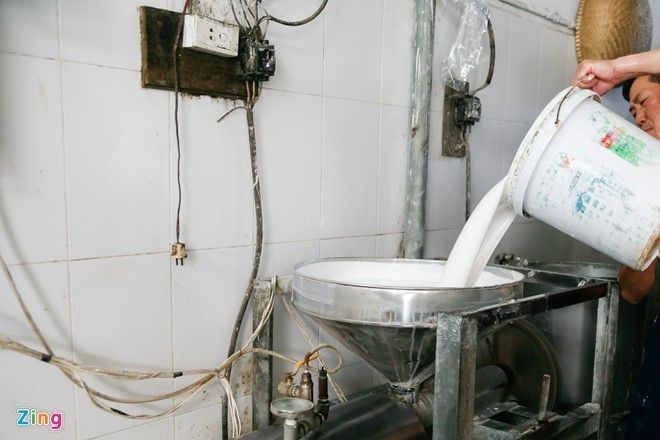 Sau khi hồ hóa, bột trở thành dạng sệt, được đổ vào máy nấu bún.