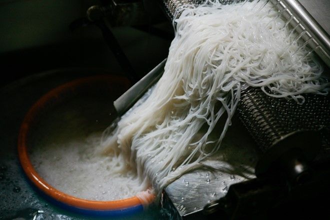 Sợi bún làm máy thường nhỉnh hơn so với bún làm tay, đồng thời cũng thẳng và dài hơn.
