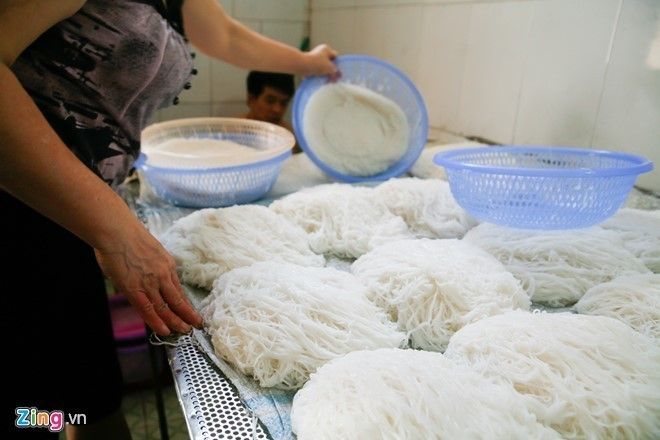 Tuy nhiên, người tiêu dùng thường chuộng bún làm tay hơn, bởi sợi bún làm tay thường có độ xoăn, rối nhất định. Tuy mất nhiều thời gian, nhưng bù lại có thể sử dụng trong 24 giờ, gấp 3 lần so với bún làm bằng dây chuyền hiện đại.