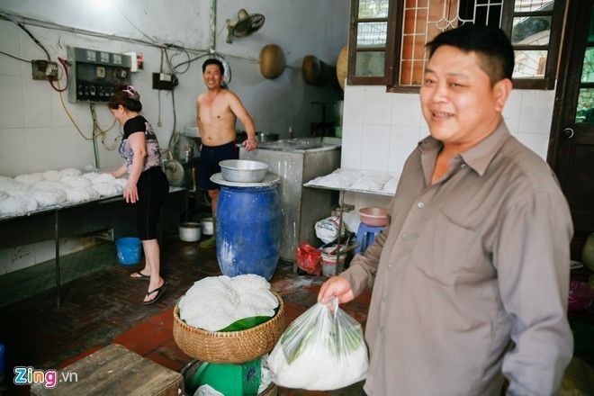 Anh Hùng, một khách hàng đến mua bún trực tiếp tại cơ sở sản xuất. Anh chia sẻ, bún tại các hộ làm theo đơn đặt hàng nên đôi lúc hàng xóm sang mua cũng không còn.