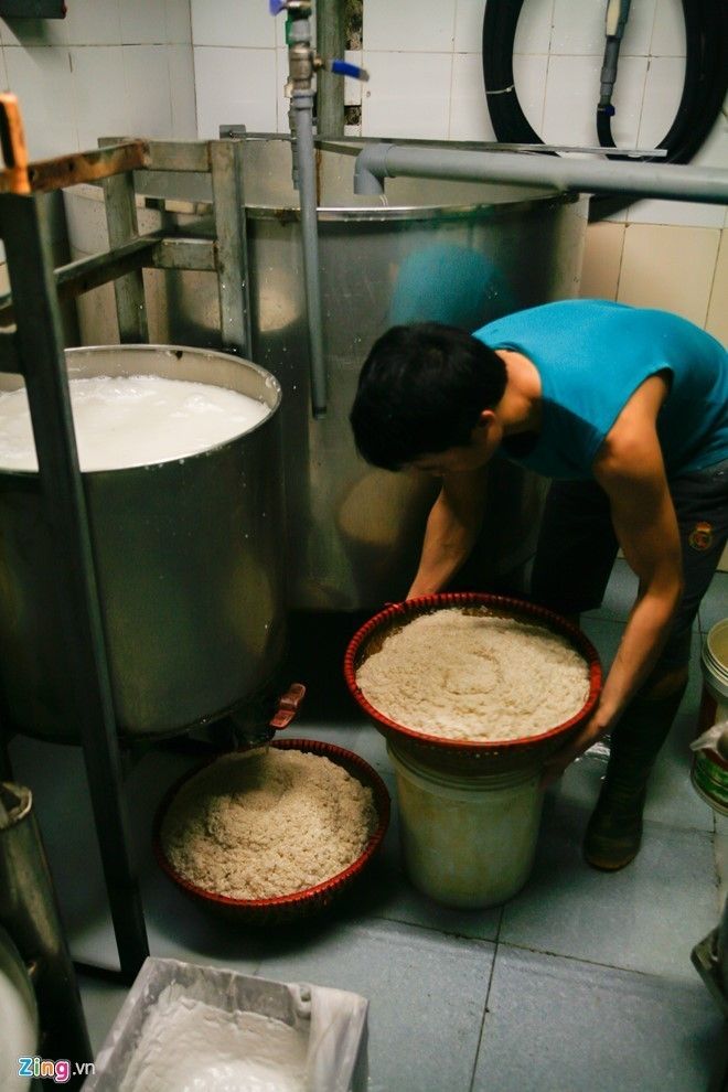 Những năm gần đây, số hộ cần mẫn, miệt mài với phương pháp làm truyền thống như gia đình anh Mến chỉ còn rất ít. Hầu hết các hộ trong làng đã chuyển sang cơ giới hóa nghề làm bún, đầu tư máy vo gạo, máy xay bột và sử dụng những thiết bị, dụng cụ hiện đại như máy liên hoàn.