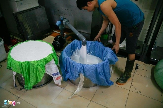 Sau đó, tinh bột gạo được bọc vào túi để ráo nước lấy bột. Quá trình này còn được gọi là "bồng con".