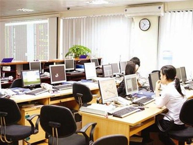 Văn phòng vắng hoe sau mỗi kỳ nghỉ lễ kéo dài vì nhân viên về quê không kịp bắt xe lên đi làm - Ảnh minh họa