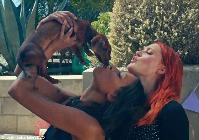 Aino Jawo và Caroline Hjelt