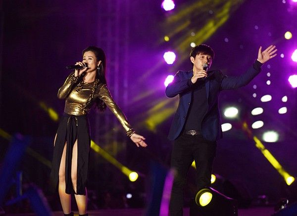 Cô kết hợp đầy tình cảm với Ông Cao Thắng qua tiết mục I wanna be your love.
