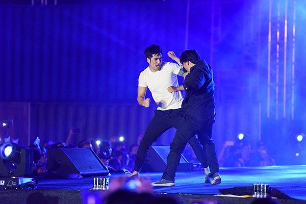Trương Ngọc Ánh và các dàn mỹ nam phim “Truy Sát” đã khuấy động không khí bằng việc tái hiện tại cảnh hành động, rượt đuổi đầy kịch tính như trong phim.
