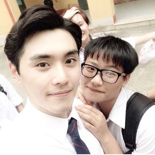 1 học sinh đã may mắn được chụp hình chung với soái ca rồi. (@mieucao)