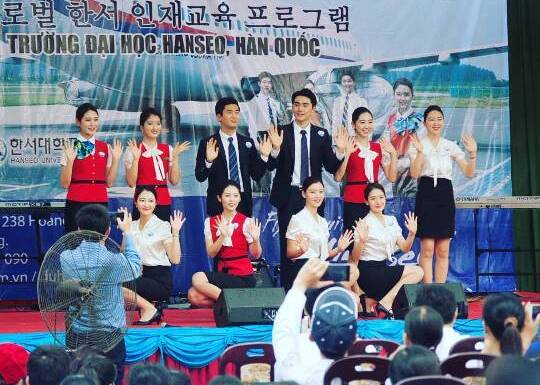 Hình như anh chàng qua Việt Nam để tham dự 1 buổi giao lưu hướng nghiệp.