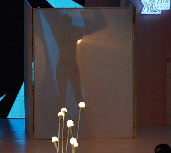 Những hình ảnh lấp ló của các thí sinh phô bày trước ống kính.